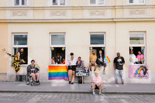  Die FENSTERL PARADE setzt sich für die Sichtbarkeit
und Rechte der LGBTIQ-Community ein. Die FENSTERL PARADE ist
intersektional, barrierefrei und cute af ;)