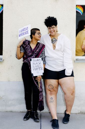 Vorschau Bild von Die FENSTERL PARADE setzt sich für die Sichtbarkeit
und Rechte der LGBTIQ-Community ein. Die FENSTERL PARADE ist
intersektional, barrierefrei und cute af ;)
