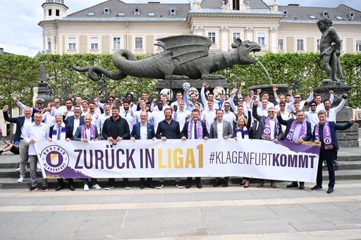  Bürgermeister Christian Scheider, Landeshauptmann Dr. Peter
Kaiser sowie Vertreter der Stadtpolitik gratulierten der Mannschaft
des SK-Austria-Klagenfurt im Rahmen des Festaktes im Rathaus
offiziell zum Aufstieg in die Österreichische Bundesliga.