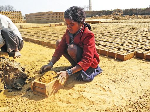 Kinderarbeit in der Ziegelproduktion in Indien.