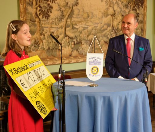 Premio Leonardo da Vinci an Alma Deutscher
verliehen. Im Bild: Alma Deutscher und Nationalratspräsident
Wolfgang Sobotka
