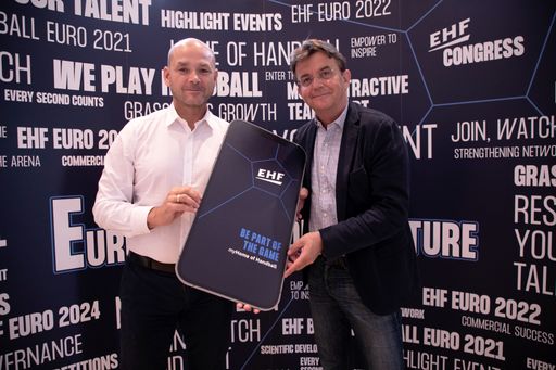 EHF-Generalsekretär Martin Hausleitner und Hannes
Jagerhofer präsentieren die nagelneue EHF-App.