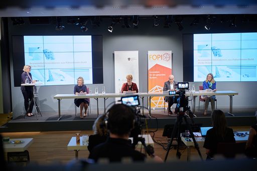  https://www.apa-fotoservice.at/galerie/25207 Dipl.-Ing. Dr.
Christa Wirthumer-Hoche │ Leiterin des Geschäftsfelds
Medizinmarktaufsicht der AGES, verfahrensführendes Mitglied im
Bundesamt für Sicherheit im Gesundheitswesen (BASG)