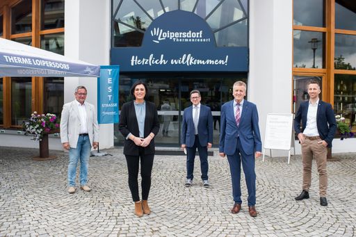 Vorschau Bild von Am 29.05.2021 besuchte Bundesministerin Elisabeth
Köstinger die Therme Loipersdorf.