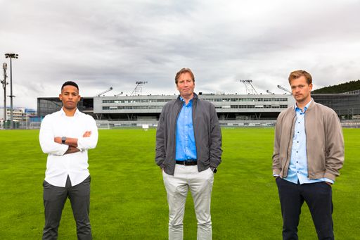 Die erst kürzlich vom Verein installierte
Geschäftsführung der FC Wacker Innsbruck GmbH (v.l.: Dennis Aogo,
Jens Duve, Dennis Duve) wurde am 31. Mai 2021 vom Vereinsvorstand
abberufen. Drei Tage zuvor hatten sie öffentlich auf finanzielle
Unregelmäßigkeiten hingewiesen und eine vollständige Aufklärung
durch externe Wirtschaftsprüfer gefordert.