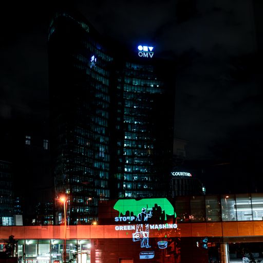 UmweltschützerInnen fordern mit Bild-Aktion ein
Ende des Greenwashing sowie einen echten Kurswechsel zu
klimafreundlichen Energietechnologien