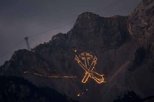  Mehrere hundert Figuren aus Flammen sorgen zur
Sonnenwende in der Tiroler Zugspitz Arena für ein ganz besonderes
Spektakel.