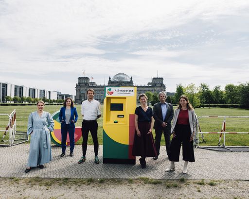 Vorschau Bild von Pilotprojekt Grundeinkommen | v.l.n.r. Janine Busch, Miriam Witz,
Michael Bohmeyer, Prof. Susann Fiedler, Prof. Jürgen Schupp, Maheba
Goedeke Tort | Foto: Marcel Maffei / Weiterer Text über ots und
www.presseportal.de/nr/142772 / Die Verwendung dieses Bildes ist für
redaktionelle Zwecke unter Beachtung ggf. genannter
Nutzungsbedingungen honorarfrei. Veröffentlichung bitte mit
Bildrechte-Hinweis.