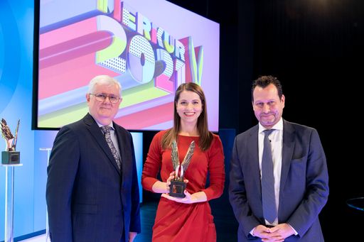 Einer der Höhepunkte der Verleihung der Merkur Awards der Vienna
Business School 2021 (v.l.n.r.): KommR Helmut Schramm, Präsident des
Fonds der Wiener Kaufmannschaft, Kristina Inhof, ORF-Moderatorin und
Trägerin des Merkur 2021 in der Kategorie "Graduate of the Year",
Laudator Alexander Hofer, ORF2-Channelmanager