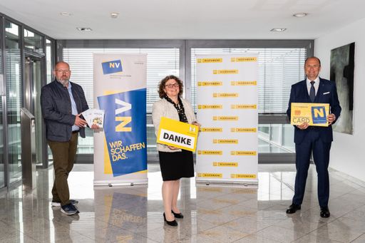  (v.l.) Christoph Gleirscher (Geschäftsführer
Hilfswerk Niederösterreich) LAbg. Marion Gabler-Söllner (Vorsitzende
des Vereins Hilfswerk St. Pölten) und Bernhard Lackner
(Vorstandsdirektor Niederösterreichische Versicherung)