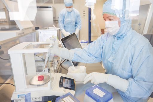 Vorschau Bild von Im GMP-Labor wird in Reinraumumgebung geforscht
