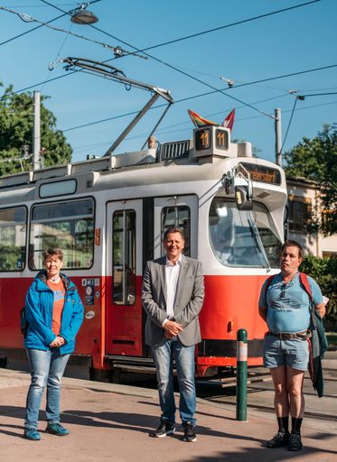 Vorschau Bild von v.l.n.r. Mag. Berthold Heber, BV Simmering Thomas
Steinhart, Isabella Willrader