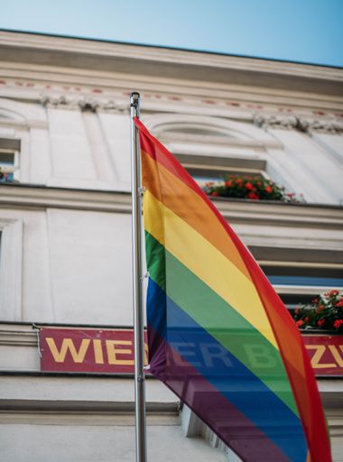 Vorschau Bild von Regenbogenfahne am Amtshaus Simmering