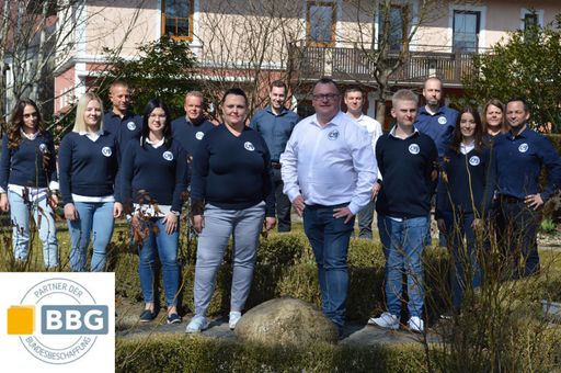  v.l.n.r.: Francesca Vitucci (Accounting,
Backoffice), Cheryl Katzinger (Backoffice), Andreas Bammer (Senior
Advisor), Simone Gatterbauer (Backoffice), Martin Barth (Storekeeper
– nicht mehr im Unternehmen), Suzana Jovanovic (Backoffice), Johann
Schwandtner (externe Partnerfirma JOSH Consulting), Josef
Joachimbauer (CEO), Roman Hager (CFO), Tobias Joachimbauer (Sohn),
Norbert Unfried (CSD Chief Software Department), Sophia Untner (CEO
Assistent), Cornelia Barth (Managing Director RYMO GmbH), Tobias
Reinthaler (CTO Chief Technical Officer)