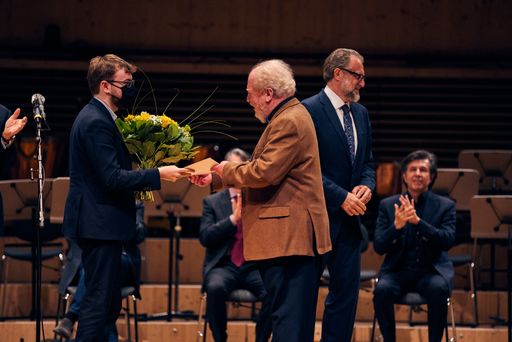 Concours Géza Anda 2021, Award Ceremony, Zurich, 5 June 2021 1st
Prize Anton Gerzenberg (left) Gerhard Oppitz (Chairman of the Jury)
Grazian Anda (Patron) (c) Géza Anda-Foundation/Dmitry Khamzin, 2021
/ Weiterer Text über ots und www.presseportal.ch/de/nr/100058164 /
Die Verwendung dieses Bildes ist für redaktionelle Zwecke
honorarfrei. Veröffentlichung bitte unter Quellenangabe: "obs/Géza
Anda-Stiftung"