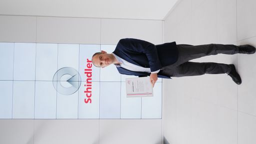 Vorschau Bild von Schindler ist ab sofort offizieller Partner des
Österreichischen Behindertensportverband (ÖBSV) Mag. Angel Zlatev
mit der Urkunde