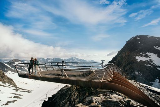  Für einen Moment alles vergessen und einfach nur
staunen: Das können Gäste auf der vom GEO Magazin ausgezeichneten
Gipfelplattform TOP OF TYROL auf 3.210 Metern Seehöhe am Stubaier
Gletscher.