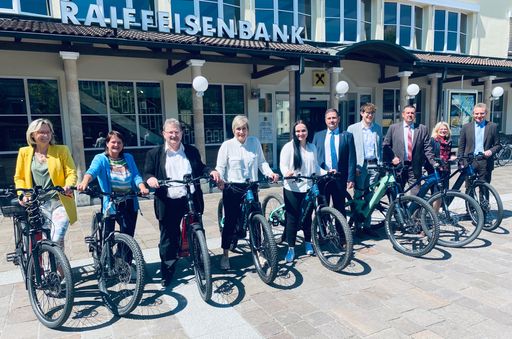  Mit dem Jobrad düsen die Mitarbeiter der
Raiffeisenbank Gunskirchen mit geförderten E-Bikes jeden Tag in die
Arbeit.
