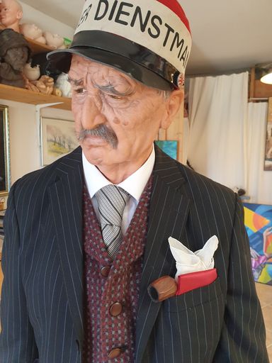  Die neue, lebensgroße Figur von Hans Moser in der
Rolle des Dienstmannes aus dem Film „Hallo Dienstmann“.