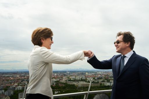 Vorschau Bild von Die BMW Group wird Global Partner der Bayerischen Staatsoper.
Ilka Horstmeier (Mitglied des Vorstands der BMW AG, Personal- und
Sozialwesen, Arbeitsdirektorin) und Serge Dorny (designierter
Intendant der Bayerischen Staatsoper). Foto: Julian Baumann, © BMW
AG / Weiterer Text über ots und www.presseportal.de/nr/28255 / Die
Verwendung dieses Bildes ist für redaktionelle Zwecke unter
Beachtung ggf. genannter Nutzungsbedingungen honorarfrei.
Veröffentlichung bitte mit Bildrechte-Hinweis.
