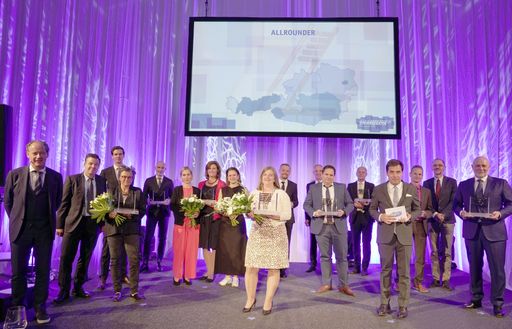 Vorschau Bild von In der Kategorie „Allrounder je Bundesland" wurden
jene Kanzleien mit den häufigsten Nominierungen mit der begehrten
Auszeichnung "Steuerberaterin und Steuerberater des Jahres"
ausgezeichnet.