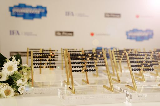 Vorschau Bild von Bereits zum siebenten Mal wurden die begehrten, von
Künstler Wolfgang Hufnagl gestalteten, Awards vergeben.