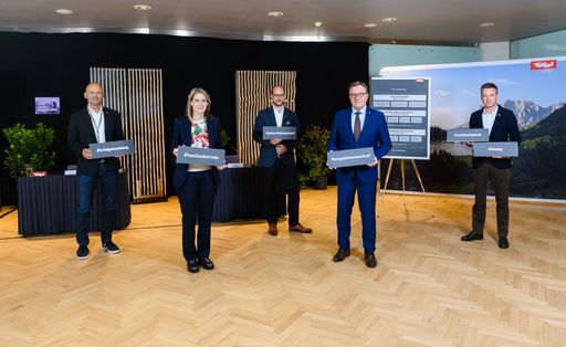 von links: Hubert Siller (Leiter des MCI Tourismus
und des Strategieteams), Martina Entner (Vizepräsidentin der
Wirtschaftskammer Tirol), Mario Gerber (Spartenobmann Tourismus und
Freizeitwirtschaft der Wirtschaftskammer Tirol und Vorsitzender des
Tyrol Tourism Board), Günther Platter (Tirols Landeshauptmann und
Tourismusreferent), Florian Phelps (Geschäftsführer Tirol Werbung)