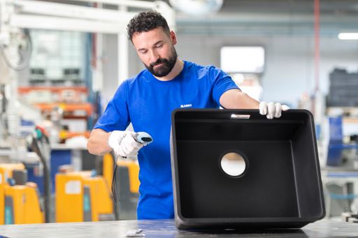  Die weltweit erfolgreichen Silgranit-Spülen sind nach wie vor
stärkster Wachstumsmotor. Mitarbeiter im Werk Sinsheim entnimmt
Spülenrohling aus der Gießform. Mitarbeiter im Werk Sinsheim für
Silgranit-Spülen bei der Qualitätsprüfung. / Weiterer Text über ots
und www.presseportal.de/nr/17725 / Die Verwendung dieses Bildes ist
für redaktionelle Zwecke unter Beachtung ggf. genannter
Nutzungsbedingungen honorarfrei. Veröffentlichung bitte mit
Bildrechte-Hinweis.