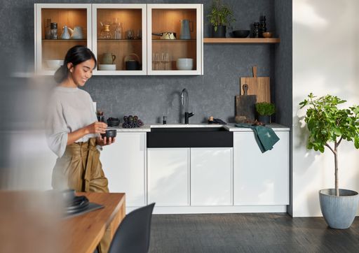 Vorschau Bild von Produktqualität überzeugt die Marke Konsumenten weltweit. Dabei
greifen alle Komponenten von der Armatur über die Spüle bis zur
Unterschrank-Organisation perfekt ineinander und bilden eine nahtlos
integrierte Einheit. Somit tragen die Blanco-Units maßgeblich dazu
bei, hochwertige Küchen rund um den Globus mit täglich erlebbarem
Komfort und Nutzen rund ums Trinken, Vorbereiten und Reinigen
nachhaltig aufzuwerten. / Weiterer Text über ots und
www.presseportal.de/nr/17725 / Die Verwendung dieses Bildes ist für
redaktionelle Zwecke unter Beachtung ggf. genannter
Nutzungsbedingungen honorarfrei. Veröffentlichung bitte mit
Bildrechte-Hinweis.