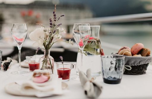 Vorschau Bild von Das Rosenfrühstück am Schiff begeistert mit
regionalen Spezialitäten und einem traumhaften Panoramablick während
der Rundfahrt.