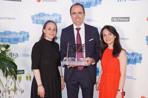 Vorschau Bild von Dr. Berndt Zinnöcker, Partner bei BDO, erhielt den Steuerberater
des Jahres im Bereich Private Clients und Stiftungen. Zur
Preisverleihung begleiteten ihn die BDO Kolleginnen Carina Simon
(links) und Miriam Lutz (rechts).