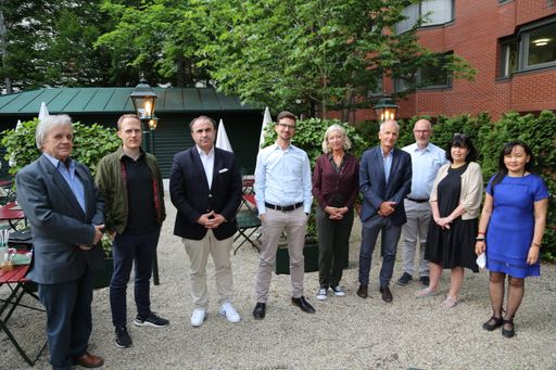 Erneuerung des Vorstands: Bei der außerordentlichen
Generalversammlung der Verband der Auslandpresse in Wien wurden
außerdem gewählt bzw. im Amt bestätigt: Präsident: Ivo Mijnssen,
Korrespondent für Österreich und die Visegrad-Staaten der "Neuen
Zürcher Zeitung" (NZZ)