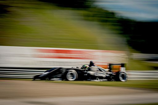  Formel-3-Rennwagen bei der XLR8 Racing Experience