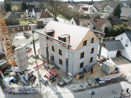 Vorschau Bild von Das gedruckte Mehrfamilienhaus in Wallenstein,
Deutschland, ist nicht nur der größte gedruckte Wohnbau Europas,
sondern auch das erste, das wirklich permanent bewohnt werden wird.
Einzugsdatum für die neuen Bewohnerinnen und Bewohner ist Anfang
Juli 2021. Bisher konnten die wenigen Mieter:innen 3D-gedruckter
Prototypen in Europa nur für wenige Monate ihre Zelte aufschlagen.