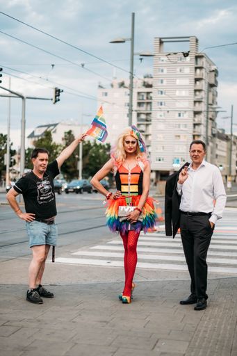  v.l.n.r.: Mag. Berthold Heber, Drag Queen Candy
Licious, BV Thomas Steinhart