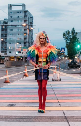 Vorschau Bild von Candy Licious eröffnet den Regenbogen-Zebrastreifen
am Simmering Platz