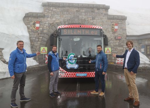 v.l.n.r.: Dr. Johannes Hörl (Vorstand GROHAG), LR Mag. Stefan
Schnöll (Salzburger Landesregierung, Mobilitätsreferent), LR Mag.
Sebastian Schuschnig (Kärntner Landesregierung, Mobilitätsreferent),
David Gruber (GF von SILENTH.eu, Experte für E-Mobilität)
