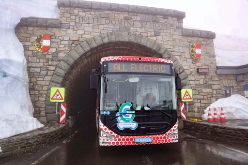 Vorschau Bild von E-Bus am Hochtor (2.504 m) der Passhöhe und Landesgrenze der
beiden Bundesländer Salzburg und Kärnten