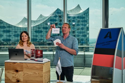 Arne Lotze from the Hamburg Startup-Unit and Livia Toth from Plug
and Play Tech Center Hamburg announce the startup Breeze as winner
for the first price of the Future Hamburg Award 2021 (Credit:
Hamburg Marketing / Stefan Groenveld) / Weiterer Text über ots und
www.presseportal.de/nr/75051 / Die Verwendung dieses Bildes ist für
redaktionelle Zwecke unter Beachtung ggf. genannter
Nutzungsbedingungen honorarfrei. Veröffentlichung bitte mit
Bildrechte-Hinweis.