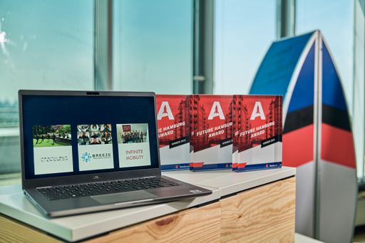 Vorschau Bild von Future Hamburg Award 2021 winners Breeze (1st place), traceless
materials (2nd place)and infinity mobility (3rd place)with the award
trophies(Credit: Hamburg Marketing / Stefan Groenveld) / Weiterer
Text über ots und www.presseportal.de/nr/75051 / Die Verwendung
dieses Bildes ist für redaktionelle Zwecke unter Beachtung ggf.
genannter Nutzungsbedingungen honorarfrei. Veröffentlichung bitte
mit Bildrechte-Hinweis.