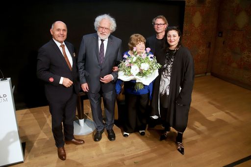  Überreichung des österreichischen Ehrenkreuzes für
Wissenschaft und Kunst 1. Klasse und Verleihung der österreichischen
Staatsbürgerschaft an Prof. Dr. Dr. h.c.mult. Marjorie G. Perloff,
mit StR. Veronica Kaup-Hasler und Mag. Hans-Peter Wipplinger, Em. o.
Univ. Prof. Dr. Dr. hc.mult. Anton Zeillinger.