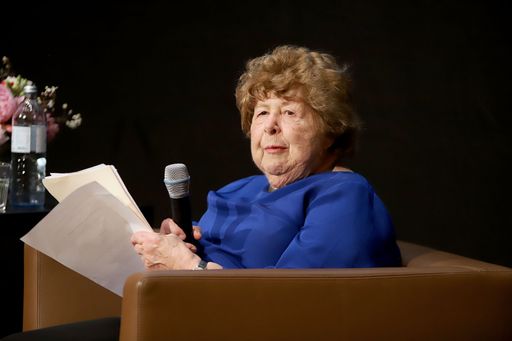 Vorschau Bild von Prof. Marjorie G. Perloff,
Literaturwissenschaftlerin bei der Veranstaltung zur Verleihung des
Ehrenkreuzes für Wissenschaft und Kunst und der Überreichung der
Staatsbürgerschaft im Leopold Museum am 10. Juni 2021 mit StR.
Veronica Kaup-Hasler und Mag. Hans-Peter Wipplinger, Em. o. Univ.
Prof. Dr. Dr. hc.mult. Anton Zeillinger.