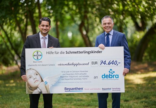 Im Bild (v.l.n.r.): Gustavo Gomez, Landesleiter Consumer Health
bei Bayer Austria, Dr. Rainer Riedl, Obmann und Mitgründer von DEBRA
Austria