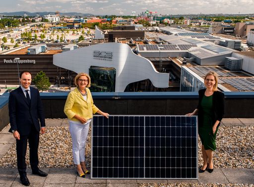  v.l.n.r.: Paul Douay (Director of Operations -
Unibail-Rodamco-Westfield Österreich & Deutschland), Johanna
Mikl-Leitner (Landeshauptfrau Niederösterreich) und Leonore
Gewessler (Klimaschutzministerin)