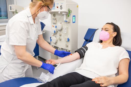 Vorschau Bild von In den 12 BioLife Plasmaspendezentren in ganz
Österreich sorgen 500 geschulte Fachkräfte für eine unkomplizierte
Plasmaspende.