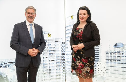 Erwin Hameseder, Obmann der Raiffeisen-Holding
NÖ-Wien, und die Autorin des Wertschöpfungsberichtes Anna Kleissner
(Economica Institut für Wirtschaftsforschung)