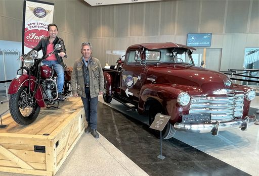  „Indian Motorcycle Special“ im Gurgl Carat: v.l.
Felix Kupfer, Geschäftsführer des Gurgl Carat, und Attila Scheiber,
Eigentümer und Gründer des „Top Mountain Crosspoint - Motorcycle
Museum“, mit einer Indian Four 1940 und einem Chevrolet Pickup
Thriftmaster 1951.