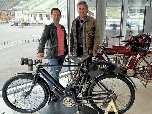 Vorschau Bild von „Indian Motorcycle Special im Gurgl Carat“: v.l.
Felix Kupfer, Geschäftsführer des Gurgl Carat, und Attila Scheiber,
Eigentümer und Gründer des „Top Mountain Crosspoint - Motorcycle
Museum“, mit einer Indian Camelback 1906, dahinter einer Indian V2
1912.