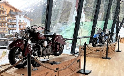 Vorschau Bild von „Indian Motorcycle Special im Gurgl Carat“: Im Bild
eine Indian Chief 1948 und eine Indian Sport Scout 1939.