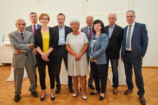 https://www.apa-fotoservice.at/galerie/25484 Im
Bild v.l.n.r.: Em. o. Univ.-Prof. Dr. Werner Doralt, emeritierter
Universitätsprofessor der Universität Wien, Mag. Martin Kreutner,
MSc, Dean Emeritus Internationale Antikorruptions-Akademie (IACA);
Mag.a Christina Jilek, LL.M., Juristin; Em. o. Univ.-Prof. DDr.
Heinz Mayer, ehem. Dekan der Rechtswiss. Fakultät d. Univ. Wien;
Dr.in Heide Schmidt, ehem. dritte Präsidentin des Nationalrates;
Mag. Michael Ikrath, ehem. Abgeordneter zum Nationalrat und
Justizsprecher der ÖVP; Mag.a Andrea Fried, Journalistin und
Kommunikationsberaterin; Mag. Walter Geyer, ehem. Leiter der WKStA;
Dr. Oliver Scheiber, Jurist